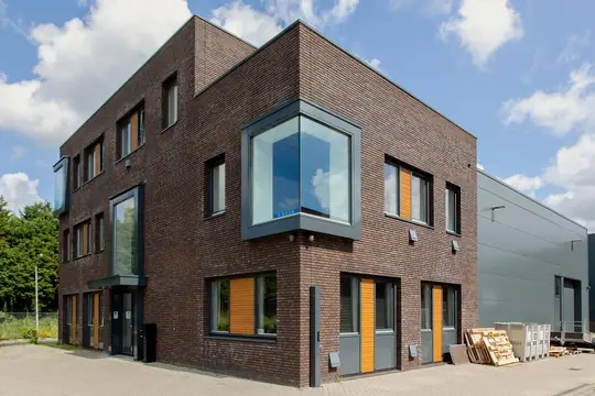 Gehele buitenschilderwerk bedrijfspand P. Boon Installatietechniek (Omweg, Assendelft) - foto 3