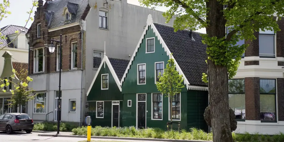 Buitenschilderwerk twee authentieke Zaanse panden, Zaanweg, Wormerveer Buitenschilderwerk twee authentieke Zaanse panden, Zaanweg, Wormerveer