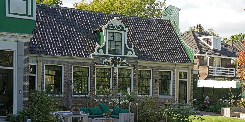 Buitenschilderwerk Huis met de IJzerenbrug, voormalig Molenmuseum, Museumlaan, Koog aan de Zaan Buitenschilderwerk Huis met de IJzerenbrug, voormalig Molenmuseum, Museumlaan, Koog aan de Zaan